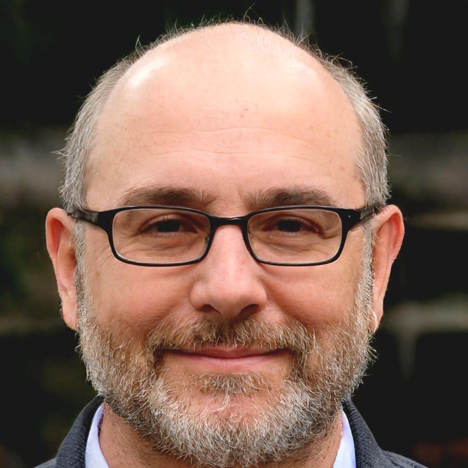 Retrato de Carlos Fernández, especialista en nutrición vegana
